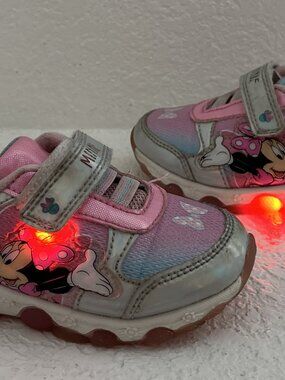 LIGHT UP Disney Minnie Mouse Little Girl’s Size 7 Sneakers Shoes Kids
